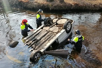 В Октябрьском легковушка слетела в реку