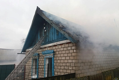 В Добрушском районе пожарный и случайный прохожий спасли пенсионерку из горящего дома