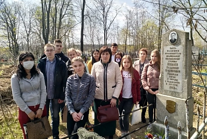 Волонтеры ГГУ благоустраивают могилы ветеранов Великой Отечественной войны