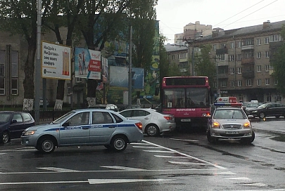 На кольце на Рогачевской произошло ДТП с участием автобуса и легковушки