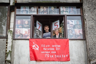 Жители улицы Петруся Бровки в Гомеле в эти праздничные дни подолгу задерживаются напротив балкона одной из девятиэтажек