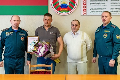 «Ну, какой я герой?»: жителя Светлогорска, спасшего на пожаре семью, чествовали в райотделе по ЧС