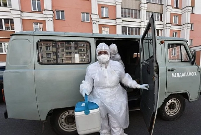 «Иногда просят сделать селфи, но чаще смотрят с опаской»: как работает контактная группа гомельской поликлиники