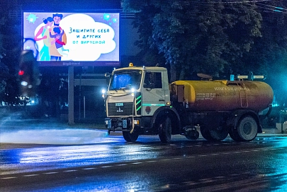 Город засыпает – просыпается "ГорСАП". В Гомеле проводят работы по дезинфекции магистральных улиц, подземных пешеходных переходов и остановок