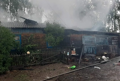 В Кормянском районе из-за удара молнии сгорела кровля деревянного дома