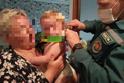 В Ветке двухлетняя девочка надела пластмассовый бубен на голову: понадобилась помощь спасателей