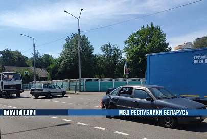 В Гомеле МАЗ въехал в "Фольксваген", а в Гомельском районе "Рено", пытаясь не столкнуться с лосем, вылетело в кювет