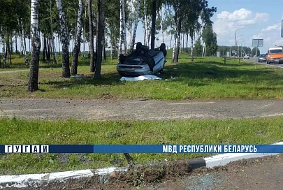 В Светлогорском районе автомобиль наехал на бордюр и перевернулся, водитель погиб