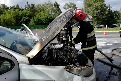 В Светлогорске «Пежо» загорелся прямо на ходу