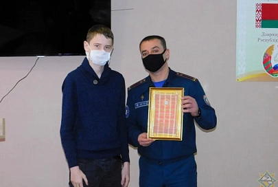  В Жлобине вручили благодарность парню за правильные действия при пожаре
