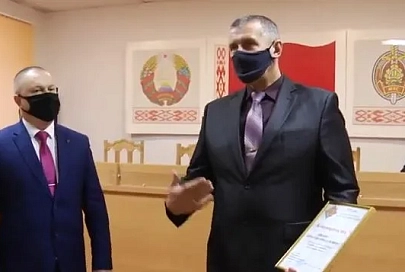 В ОВД Мозырского райисполкома наградили местного жителя, который сообщил о поджоге отдела ГАИ