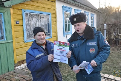 В Житковичском районе спасатели вручили благодарность пожилому сельчанину, спасшему на пожаре двух земляков