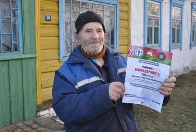 Местный герой. Спасатели отблагодарили пенсионера из Найды за спасение людей при пожаре