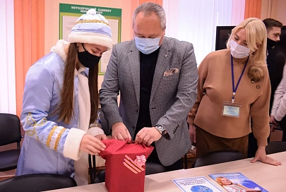 Благодарность за мир. В педколледже имени Выготского появился новый фотоаппарат для миротворческих проектов