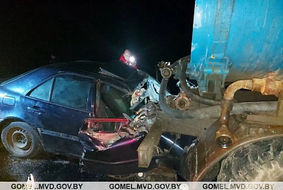На Гомельщине Mercedes влетел в грузовик. Один человек погиб и трое пострадали