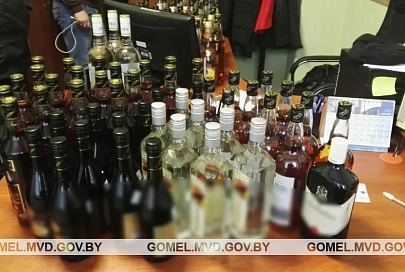 Мозырские правоохранители обнаружили у местного жителя более 100 литров алкогольной продукции
