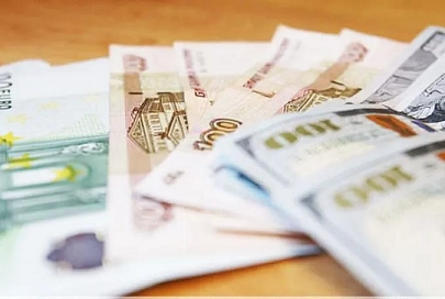 Доллар и евро на торгах 28 декабря подешевели, российский рубль подорожал