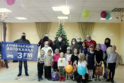 Учащиеся колледжа бытового обслуживания провели новогодний праздник для детей-сирот
