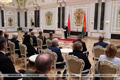 "Состоявшиеся личности и пример для подражания" - Лукашенко вручил госнаграды заслуженным деятелям