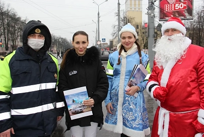 В Гомеле сотрудники ГАИ вместе с фабрикой «Спартак» поздравили участников дорожного движения