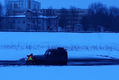 УАЗ провалился под лед на озере в Калинковичах