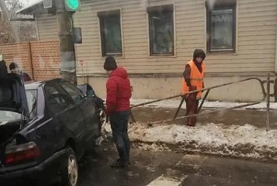 В Гомеле на Полесской произошло ДТП. Автомобиль врезался в столб