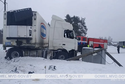 В Добрушском районе товарный поезд столкнулся с большегрузом