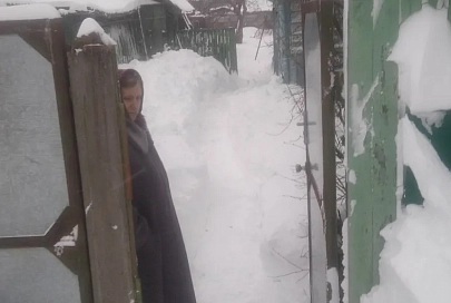 В Рогачеве дома одиноких пенсионерок занесло снегом. Спасатели пришли на помощь