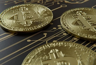 Стоимость биткойна впервые превысила $50 тыс.