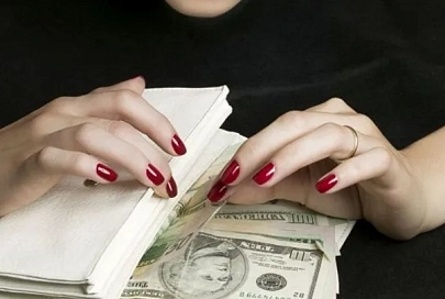 Гомельчанка похитила у пенсионера 1,5 тыс. долларов