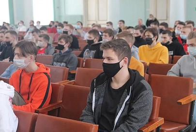 Это не больно. И не страшно. Военные рассказали учащимся дорожно-строительного колледжа о плюсах службы в армии
