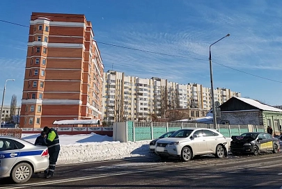 Фотофакт. На улице Кирова в Гомеле такси столкнулось с "Лексусом"
