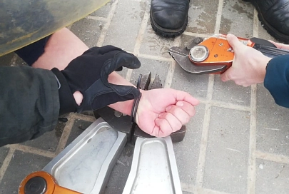 В Гомеле спасатели оказали помощь подросткам, неосторожно поигравшим с наручниками