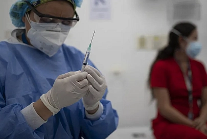ВОЗ считает побочные эффекты вакцин от COVID-19 ожидаемой реакцией организма