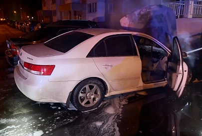По улице Жемчужной в Гомеле горел автомобиль, повреждены и соседние машины