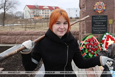 ФОТОФАКТ: Уборку территории братской могилы в Гомельском районе провели учащиеся Поколюбичской школы