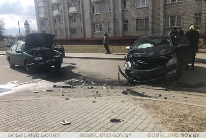 В Гомеле столкнулись две легковушки. Пострадала 6-летняя девочка