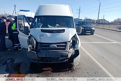 В агрогородке Еремино Гомельского района маршрутка столкнулась с впереди стоящим автомобилем