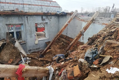 В Рогачевском районе мужчина разбирал дом и на него обрушилось потолочное перекрытие