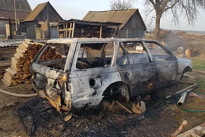 В Хойниках из-за неосторожного обращения с огнем сгорел автомобиль
