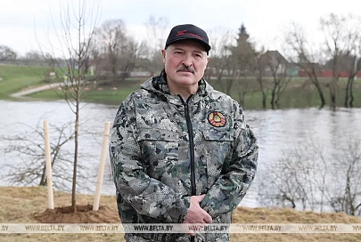 Лукашенко о COVID-19: мы производим достаточно вакцины, чтобы на время обезопасить людей