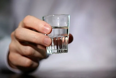 Двое ученых из новосибирского Академгородка случайно изобрели водку, не вызывающую по­хмелья