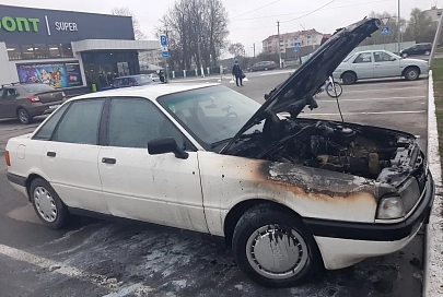 В Добруше у автовладельца неожиданно загорелась недавно приобретенная машина. Огнетушителя рядом не оказалось