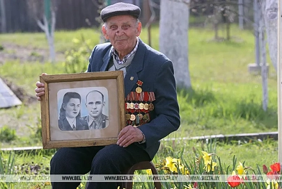 ФОТОФАКТ: Накануне 76-го Дня Победы ветеран ВОВ Владимир Будович из Петрикова принимает поздравления
