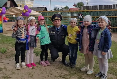 Правоохранитель из Чечерска потратил компенсацию морального вреда на подарок детям. Ранее его оскорбили в интернете