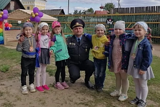 Правоохранитель из Чечерска потратил компенсацию морального вреда на подарок детям. Ранее его оскорбили в интернете