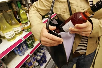 Силой отнял кошелек, похитила продукты: в Речице участились грабежи 