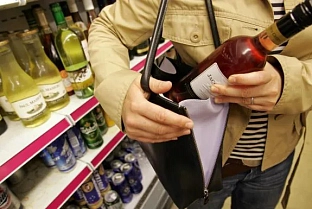 Силой отнял кошелек, похитила продукты: в Речице участились грабежи 