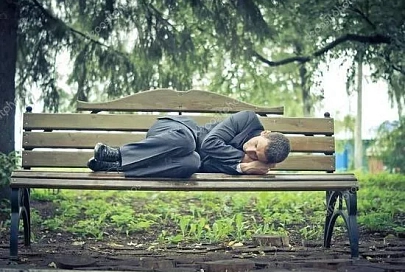 Минчанин заснул на лавочке в Речице. Проснулся уже без документов, кошелька и телефона