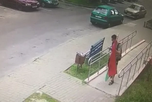 В Гомеле на одном из домов государственный флаг заменили бчб-зонтиком. Возбуждено уголовное дело
